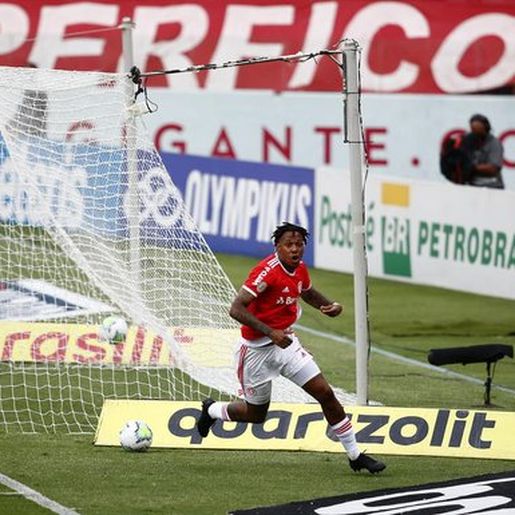 Inter ganha de virada do Grêmio e se isola ainda mais na liderança