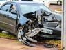 Condutor colide carro em poste e foge do local em São Miguel do Oeste; vídeo