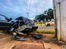 Condutor colide carro em poste e foge do local em São Miguel do Oeste; vídeo