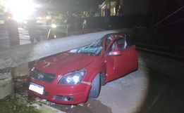 Carro quebra poste de rede elétrica e duas pessoas ficam feridas