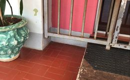 VÍDEO: Criança que fugiu de creche passou embaixo do portão 