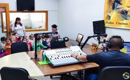 Crianças da creche Nossa Senhora Aparecida visitam os estúdios da Cedro FM