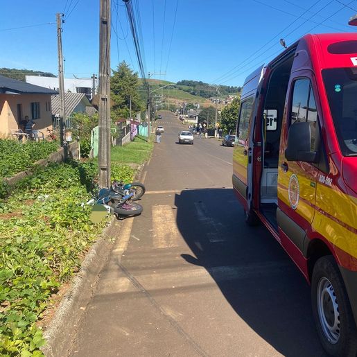 Colisão entre moto e caminhão deixa um ferido 