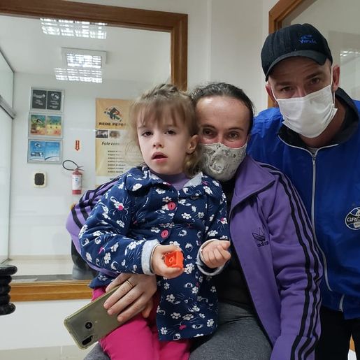 Família lança campanhas em busca de recursos para tratamento de filha com doença rara