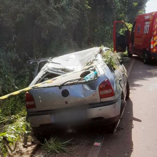 Acidente entre carro e micro-ônibus deixa dois feridos na SC-305