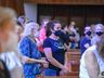 Com igreja cheia, fiéis acompanham celebração de Finados do lado de fora