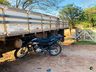 Jovem sofre ferimentos em colisão lateral de moto e caminhão