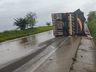 Carreta carregada de adubo tomba na BR–163