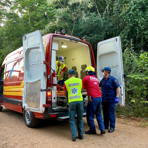 Motociclista cai em rio após acidente entre duas motos em Descanso 