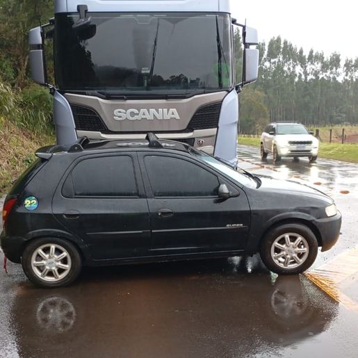 Carro e caminhão colidem na SC-157