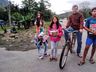 Sem internet, pai percorre 28 km de bicicleta buscar tarefas dos filhos