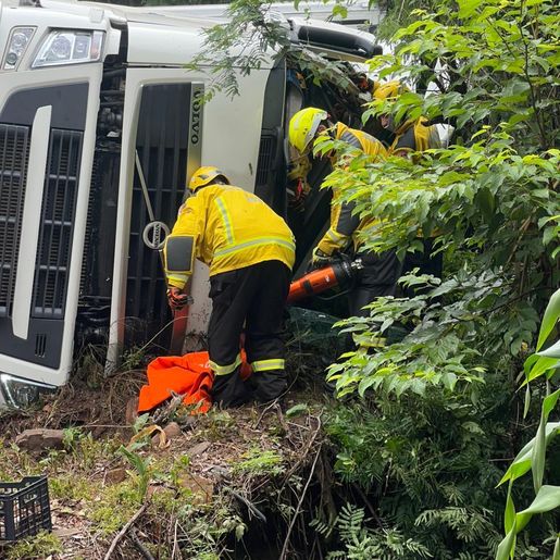 Capotamento de caminhão deixa motorista preso às ferragens na SC-283, em Seara