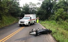 Motociclista morre após bater de frente com caminhonete