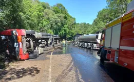 Carreta tomba na BR-282 e deixa condutor gravemente ferido entre Maravilha e Pinhalzinho