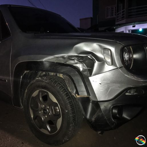 Mulher colide carro em veículo estacionado em São Miguel do Oeste