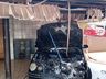 Carro pega fogo dentro da garagem de casa em Cunha Porã