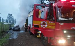 Incêndio destrói carro no interior de Iraceminha