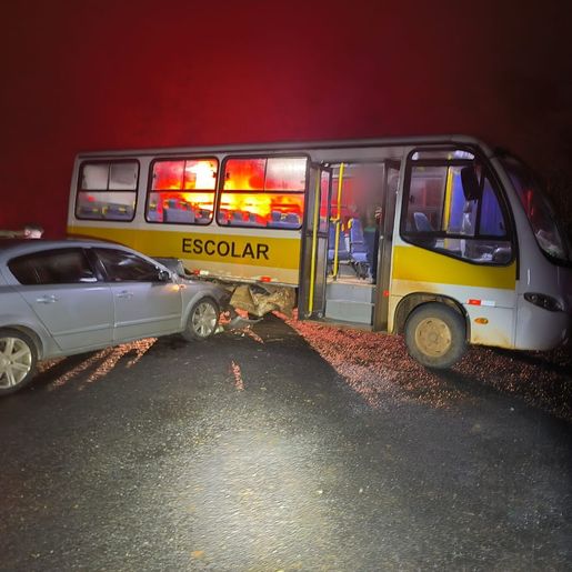 Colisão entre ônibus escolar e carro deixa duas vítimas leves na SC-283, em Palmitos