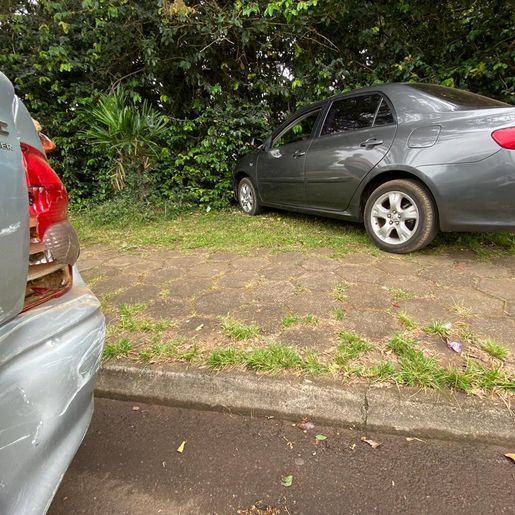 Mulher se confunde, colide em veículo estacionado e invade calçada em SMOeste
