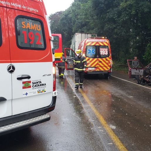 Homem fica preso às ferragens em grave acidente na BR-282 