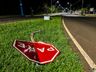 SMO: Motorista colide com o carro em placas de sinalização e abandona veículo