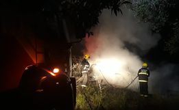 Casa de madeira é destruída por incêndio no interior de Riqueza