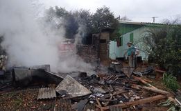 Casa é totalmente consumida em incêndio no interior de Campo Erê