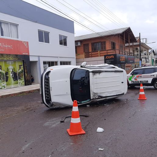 Veículo capota no centro da cidade após colidir com outro carro