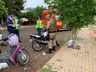 Motociclista fica ferido após se enroscar em fio de internet solto