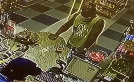 Homem com perna engessada assalta posto de combustível em Florianópolis