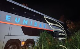 Ônibus com 49 passageiros se envolve em acidente na BR-470