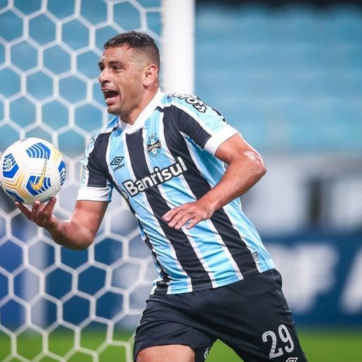 Em reencontro com Tiago Nunes, Grêmio brilha no 1º tempo e vence o Ceará