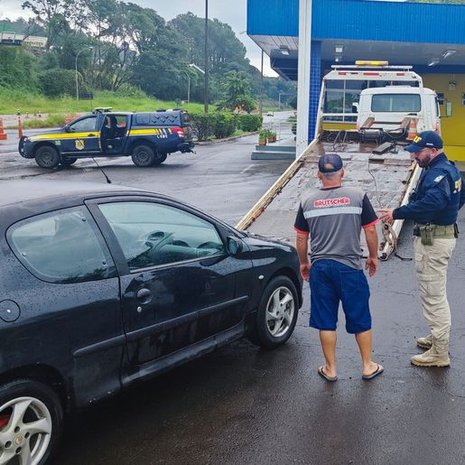 Motorista sem cinto de segurança ultrapassa viatura da PRF e acaba abordado 