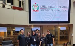 Alunos da Escola Sara Castelhano Kleinkauf de Guaraciaba visitam Alesc 
