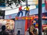 Bombeiros trabalham no rescaldo do incêndio no Super Vipi Center