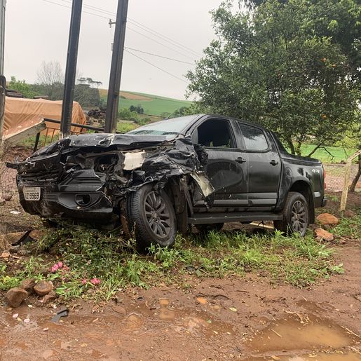 Colisão lateral entre camionetes deixa dois feridos na SC-163 em Descanso 