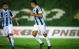 Grêmio leva susto após 3 gols em 6 minutos, mas vence e garante 1º lugar