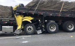 Filho morre após colidir na traseira do caminhão do pai na BR-116