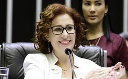 Moraes abre inquérito para apurar fuga de Zambelli do país e marca depoimento