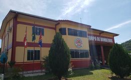 Bebê fica inconsciente após se engasgar e é salva por bombeiro 