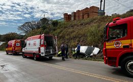 Veículo sai da pista e se choca contra barranco na BR-163, em SMO 