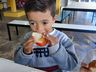 Crianças recebem alimentação saudável com tema de história em Cedro
