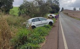 Motoristas saem ilesos após saída de pista na SC-163, em Descanso