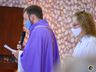 Com igreja cheia, fiéis acompanham celebração de Finados do lado de fora