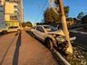 VÍDEO: Motorista colide com o carro em poste no centro de São Miguel do Oeste