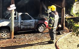 Incêndio em veículo mobiliza bombeiros de Campo Erê