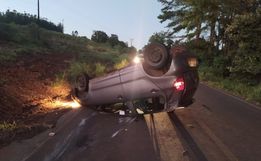 Carro saiu da pista e capotou na SC 283 | Foto: PMRv