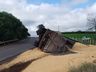 Carreta carregada com cereais tomba na SC-163, entre Descanso e Iporã do Oeste