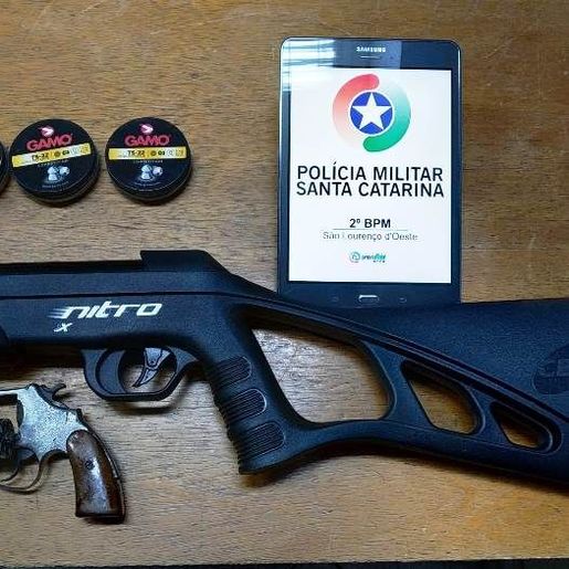 Mulher encontra revólver depois de ser ameaçada de morte pelo marido