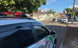 Caminhão derruba fios, motociclista se enrosca e sofre queda em SMO
